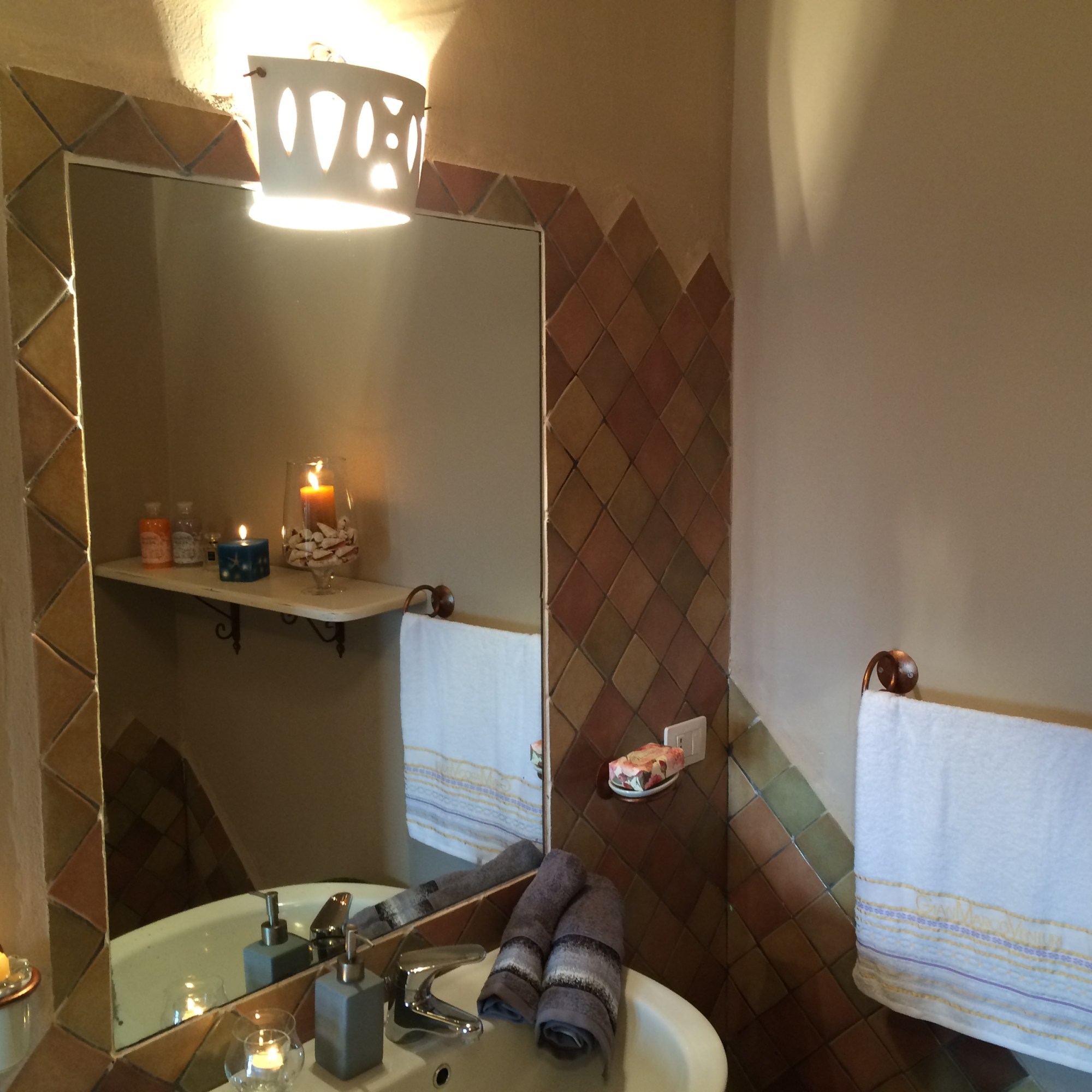 porto cervo, baja sardinia, salotto, soggiorno, camera, camera da letto, bagno, doccia, sofa, living room, kitchen, cucina, bathroom, bedroom, king bed, tramonto, tramonti, luci, light, luce, lights, sedie, chair, chairs, sedia, tavolo, tavoli, table, tables, costa smeralda, arzachena, sunset, sunsets, siepi, bush, vista, view, sea view, appartamenti, appartamento, apartments, apartment, la dimora di amaranta, dimora ambra, dimora acquamarina, dimora ametista, architettura, shabby chic, architecture, beige, white, bianco