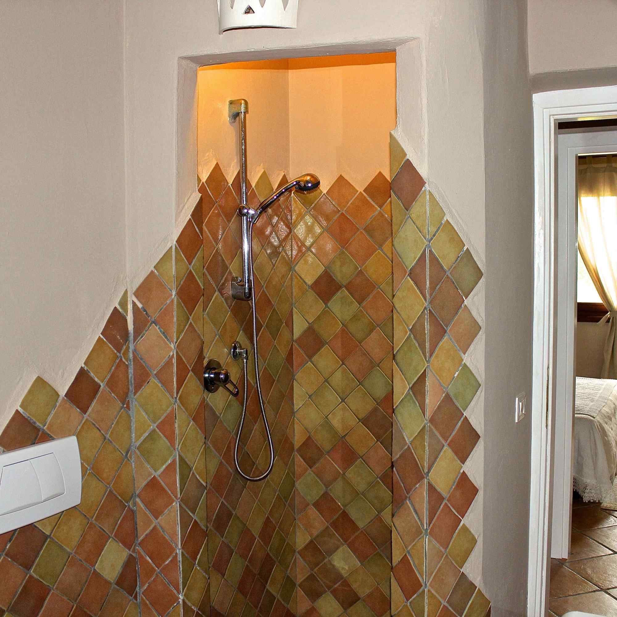 porto cervo, baja sardinia, salotto, soggiorno, camera, camera da letto, bagno, doccia, sofa, living room, kitchen, cucina, bathroom, bedroom, king bed, tramonto, tramonti, luci, light, luce, lights, sedie, chair, chairs, sedia, tavolo, tavoli, table, tables, costa smeralda, arzachena, sunset, sunsets, siepi, bush, vista, view, sea view, appartamenti, appartamento, apartments, apartment, la dimora di amaranta, dimora ambra, dimora acquamarina, dimora ametista, architettura, shabby chic, architecture, beige, white, bianco