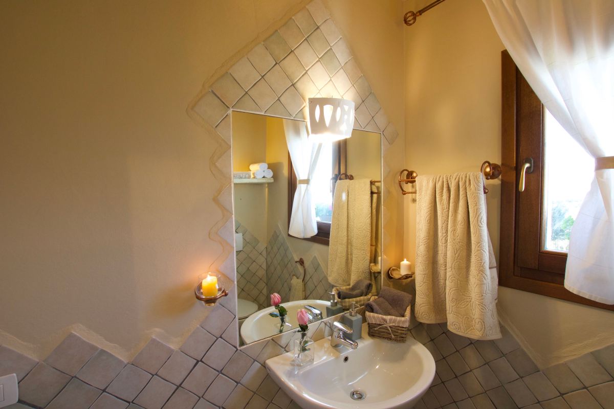 porto cervo, baja sardinia, salotto, soggiorno, camera, camera da letto, bagno, doccia, sofa, living room, kitchen, cucina, bathroom, bedroom, king bed, tramonto, tramonti, luci, light, luce, lights, sedie, chair, chairs, sedia, tavolo, tavoli, table, tables, costa smeralda, arzachena, sunset, sunsets, siepi, bush, vista, view, sea view, appartamenti, appartamento, apartments, apartment, la dimora di amaranta, dimora ambra, dimora acquamarina, dimora ametista, architettura, shabby chic, architecture, beige, white, bianco