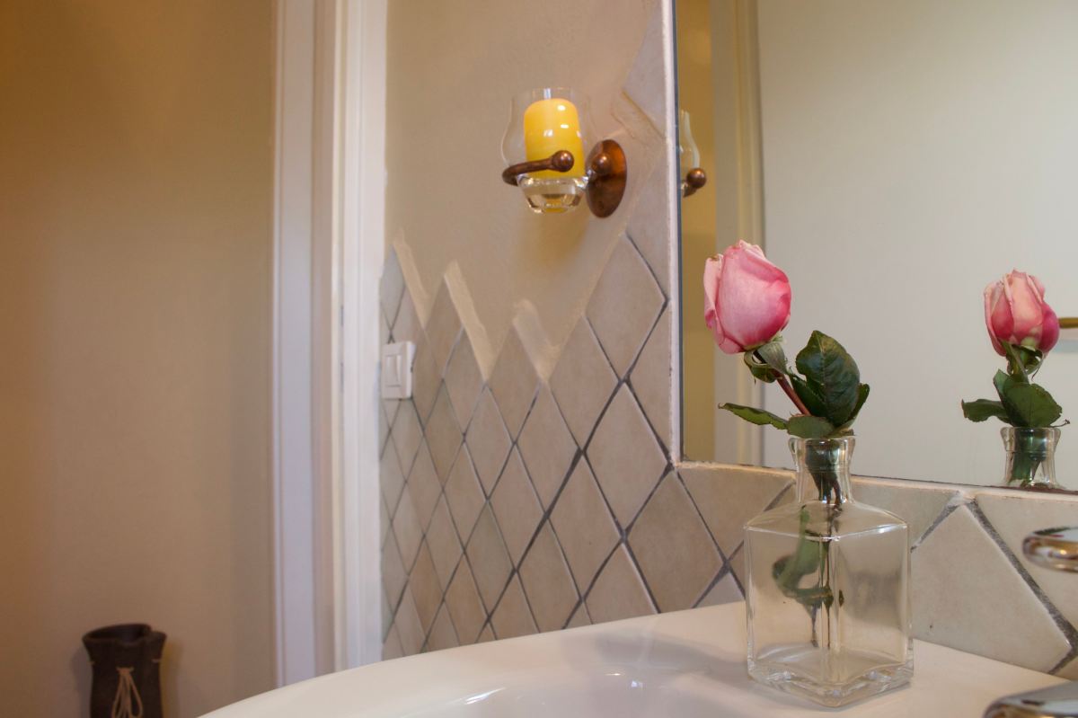 porto cervo, baja sardinia, salotto, soggiorno, camera, camera da letto, bagno, doccia, sofa, living room, kitchen, cucina, bathroom, bedroom, king bed, tramonto, tramonti, luci, light, luce, lights, sedie, chair, chairs, sedia, tavolo, tavoli, table, tables, costa smeralda, arzachena, sunset, sunsets, siepi, bush, vista, view, sea view, appartamenti, appartamento, apartments, apartment, la dimora di amaranta, dimora ambra, dimora acquamarina, dimora ametista, architettura, shabby chic, architecture, beige, white, bianco