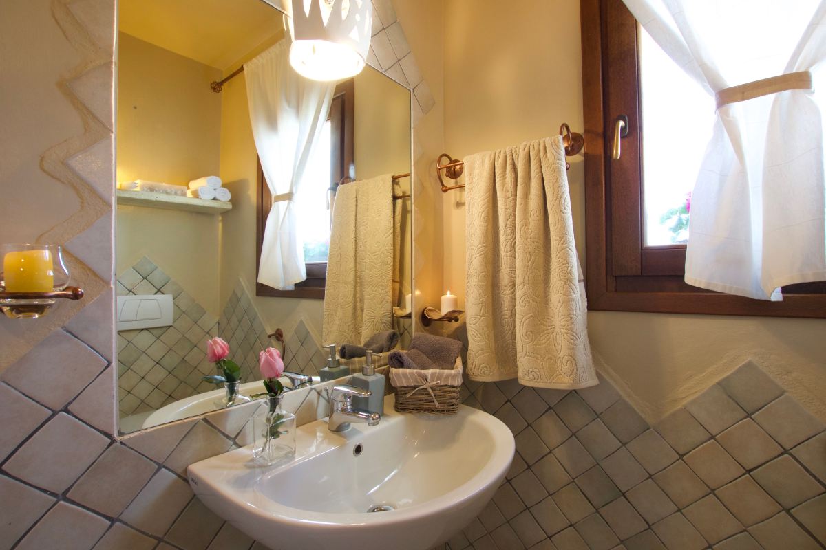 porto cervo, baja sardinia, salotto, soggiorno, camera, camera da letto, bagno, doccia, sofa, living room, kitchen, cucina, bathroom, bedroom, king bed, tramonto, tramonti, luci, light, luce, lights, sedie, chair, chairs, sedia, tavolo, tavoli, table, tables, costa smeralda, arzachena, sunset, sunsets, siepi, bush, vista, view, sea view, appartamenti, appartamento, apartments, apartment, la dimora di amaranta, dimora ambra, dimora acquamarina, dimora ametista, architettura, shabby chic, architecture, beige, white, bianco