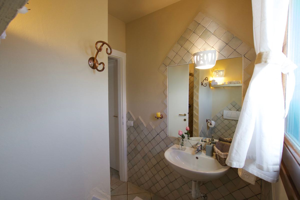 porto cervo, baja sardinia, salotto, soggiorno, camera, camera da letto, bagno, doccia, sofa, living room, kitchen, cucina, bathroom, bedroom, king bed, tramonto, tramonti, luci, light, luce, lights, sedie, chair, chairs, sedia, tavolo, tavoli, table, tables, costa smeralda, arzachena, sunset, sunsets, siepi, bush, vista, view, sea view, appartamenti, appartamento, apartments, apartment, la dimora di amaranta, dimora ambra, dimora acquamarina, dimora ametista, architettura, shabby chic, architecture, beige, white, bianco