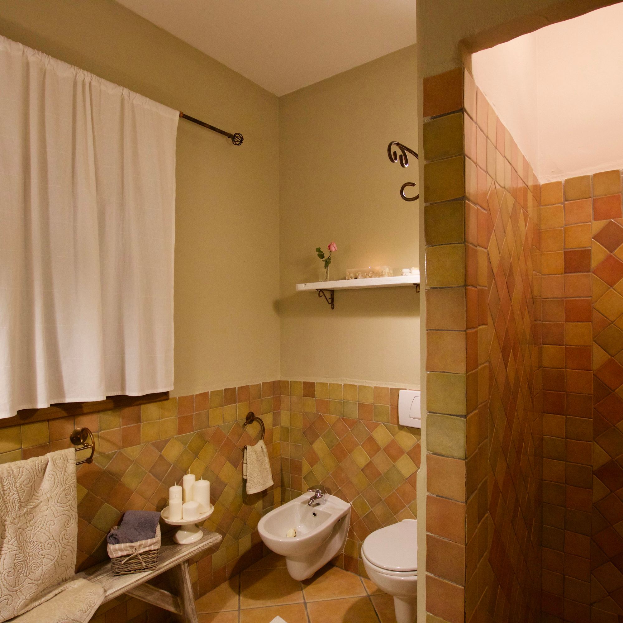 porto cervo, baja sardinia, salotto, soggiorno, camera, camera da letto, bagno, doccia, sofa, living room, kitchen, cucina, bathroom, bedroom, king bed, tramonto, tramonti, luci, light, luce, lights, sedie, chair, chairs, sedia, tavolo, tavoli, table, tables, costa smeralda, arzachena, sunset, sunsets, siepi, bush, vista, view, sea view, appartamenti, appartamento, apartments, apartment, la dimora di amaranta, dimora ambra, dimora acquamarina, dimora ametista, architettura, shabby chic, architecture, beige, white, bianco