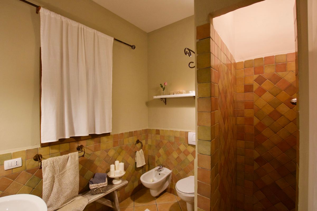 porto cervo, baja sardinia, salotto, soggiorno, camera, camera da letto, bagno, doccia, sofa, living room, kitchen, cucina, bathroom, bedroom, king bed, tramonto, tramonti, luci, light, luce, lights, sedie, chair, chairs, sedia, tavolo, tavoli, table, tables, costa smeralda, arzachena, sunset, sunsets, siepi, bush, vista, view, sea view, appartamenti, appartamento, apartments, apartment, la dimora di amaranta, dimora ambra, dimora acquamarina, dimora ametista, architettura, shabby chic, architecture, beige, white, bianco