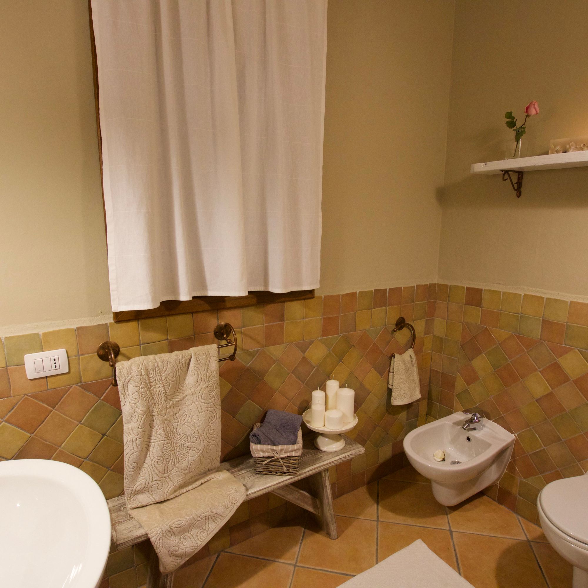 porto cervo, baja sardinia, salotto, soggiorno, camera, camera da letto, bagno, doccia, sofa, living room, kitchen, cucina, bathroom, bedroom, king bed, tramonto, tramonti, luci, light, luce, lights, sedie, chair, chairs, sedia, tavolo, tavoli, table, tables, costa smeralda, arzachena, sunset, sunsets, siepi, bush, vista, view, sea view, appartamenti, appartamento, apartments, apartment, la dimora di amaranta, dimora ambra, dimora acquamarina, dimora ametista, architettura, shabby chic, architecture, beige, white, bianco