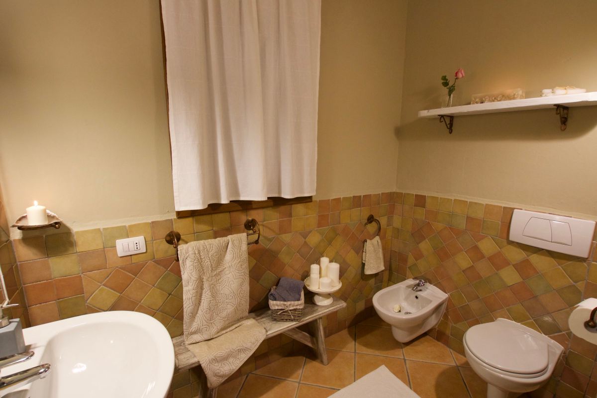 porto cervo, baja sardinia, salotto, soggiorno, camera, camera da letto, bagno, doccia, sofa, living room, kitchen, cucina, bathroom, bedroom, king bed, tramonto, tramonti, luci, light, luce, lights, sedie, chair, chairs, sedia, tavolo, tavoli, table, tables, costa smeralda, arzachena, sunset, sunsets, siepi, bush, vista, view, sea view, appartamenti, appartamento, apartments, apartment, la dimora di amaranta, dimora ambra, dimora acquamarina, dimora ametista, architettura, shabby chic, architecture, beige, white, bianco