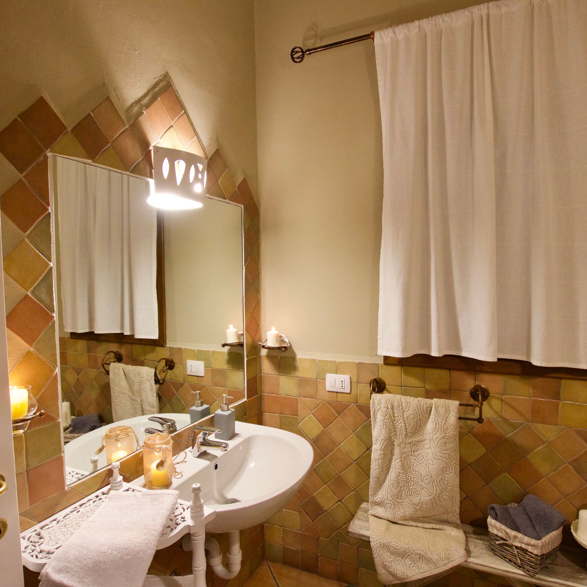 porto cervo, baja sardinia, salotto, soggiorno, camera, camera da letto, bagno, doccia, sofa, living room, kitchen, cucina, bathroom, bedroom, king bed, tramonto, tramonti, luci, light, luce, lights, sedie, chair, chairs, sedia, tavolo, tavoli, table, tables, costa smeralda, arzachena, sunset, sunsets, siepi, bush, vista, view, sea view, appartamenti, appartamento, apartments, apartment, la dimora di amaranta, dimora ambra, dimora acquamarina, dimora ametista, architettura, shabby chic, architecture, beige, white, bianco