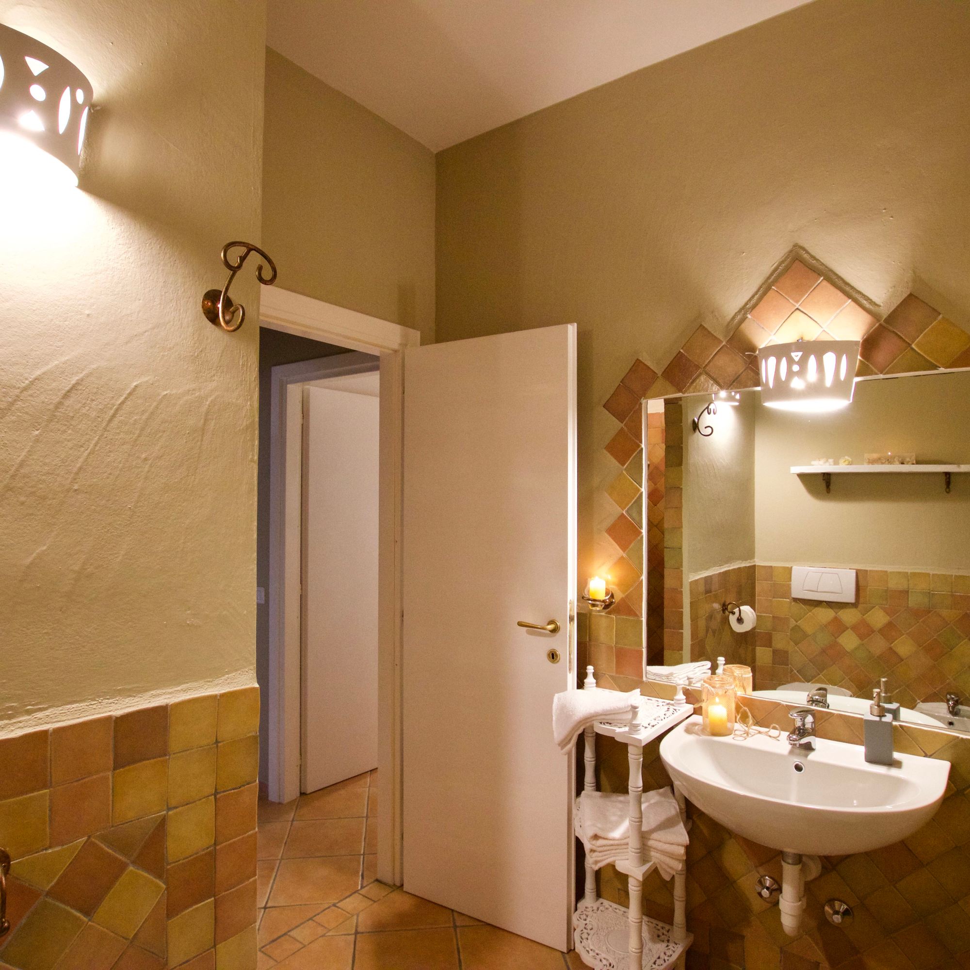 porto cervo, baja sardinia, salotto, soggiorno, camera, camera da letto, bagno, doccia, sofa, living room, kitchen, cucina, bathroom, bedroom, king bed, tramonto, tramonti, luci, light, luce, lights, sedie, chair, chairs, sedia, tavolo, tavoli, table, tables, costa smeralda, arzachena, sunset, sunsets, siepi, bush, vista, view, sea view, appartamenti, appartamento, apartments, apartment, la dimora di amaranta, dimora ambra, dimora acquamarina, dimora ametista, architettura, shabby chic, architecture, beige, white, bianco