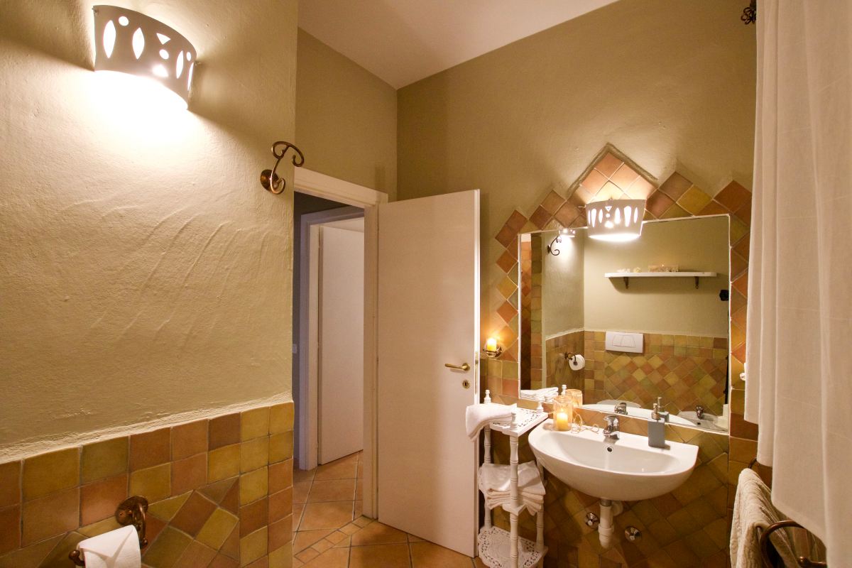 porto cervo, baja sardinia, salotto, soggiorno, camera, camera da letto, bagno, doccia, sofa, living room, kitchen, cucina, bathroom, bedroom, king bed, tramonto, tramonti, luci, light, luce, lights, sedie, chair, chairs, sedia, tavolo, tavoli, table, tables, costa smeralda, arzachena, sunset, sunsets, siepi, bush, vista, view, sea view, appartamenti, appartamento, apartments, apartment, la dimora di amaranta, dimora ambra, dimora acquamarina, dimora ametista, architettura, shabby chic, architecture, beige, white, bianco