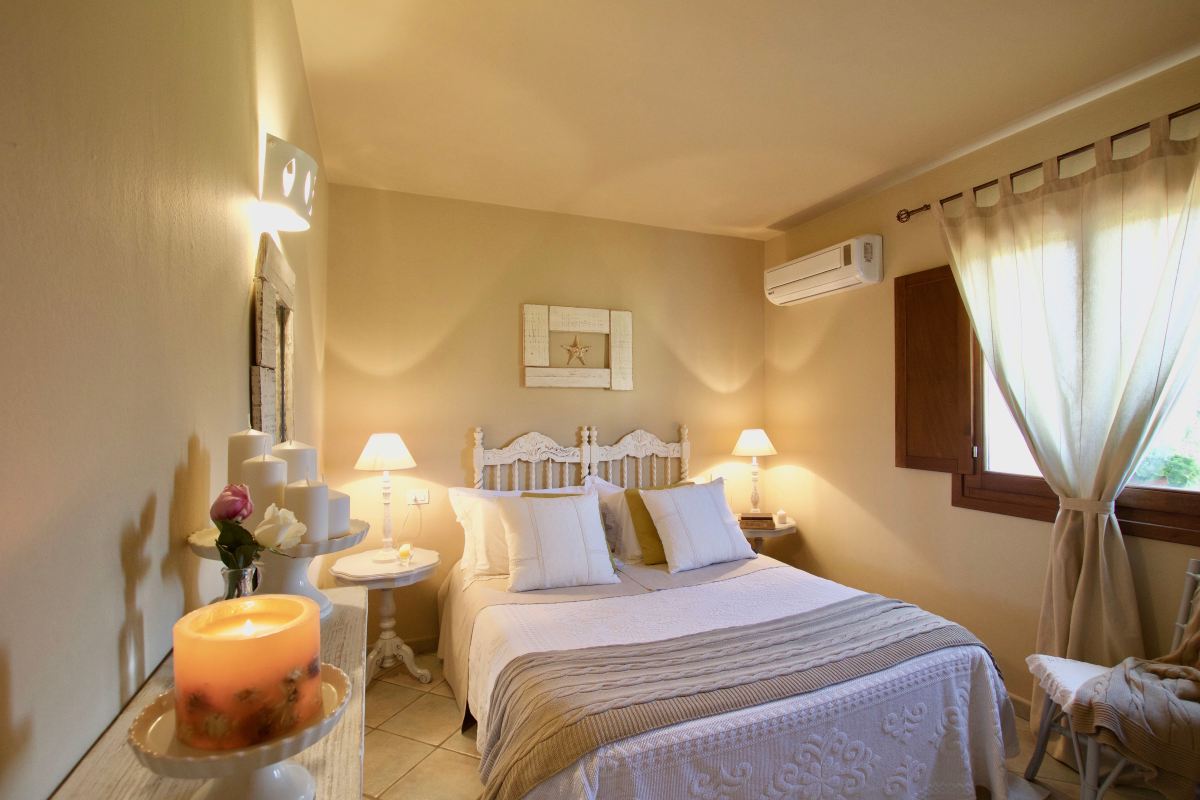 porto cervo, baja sardinia, salotto, soggiorno, camera, camera da letto, bagno, doccia, sofa, living room, kitchen, cucina, bathroom, bedroom, king bed, tramonto, tramonti, luci, light, luce, lights, sedie, chair, chairs, sedia, tavolo, tavoli, table, tables, costa smeralda, arzachena, sunset, sunsets, siepi, bush, vista, view, sea view, appartamenti, appartamento, apartments, apartment, la dimora di amaranta, dimora ambra, dimora acquamarina, dimora ametista, architettura, shabby chic, architecture, beige, white, bianco