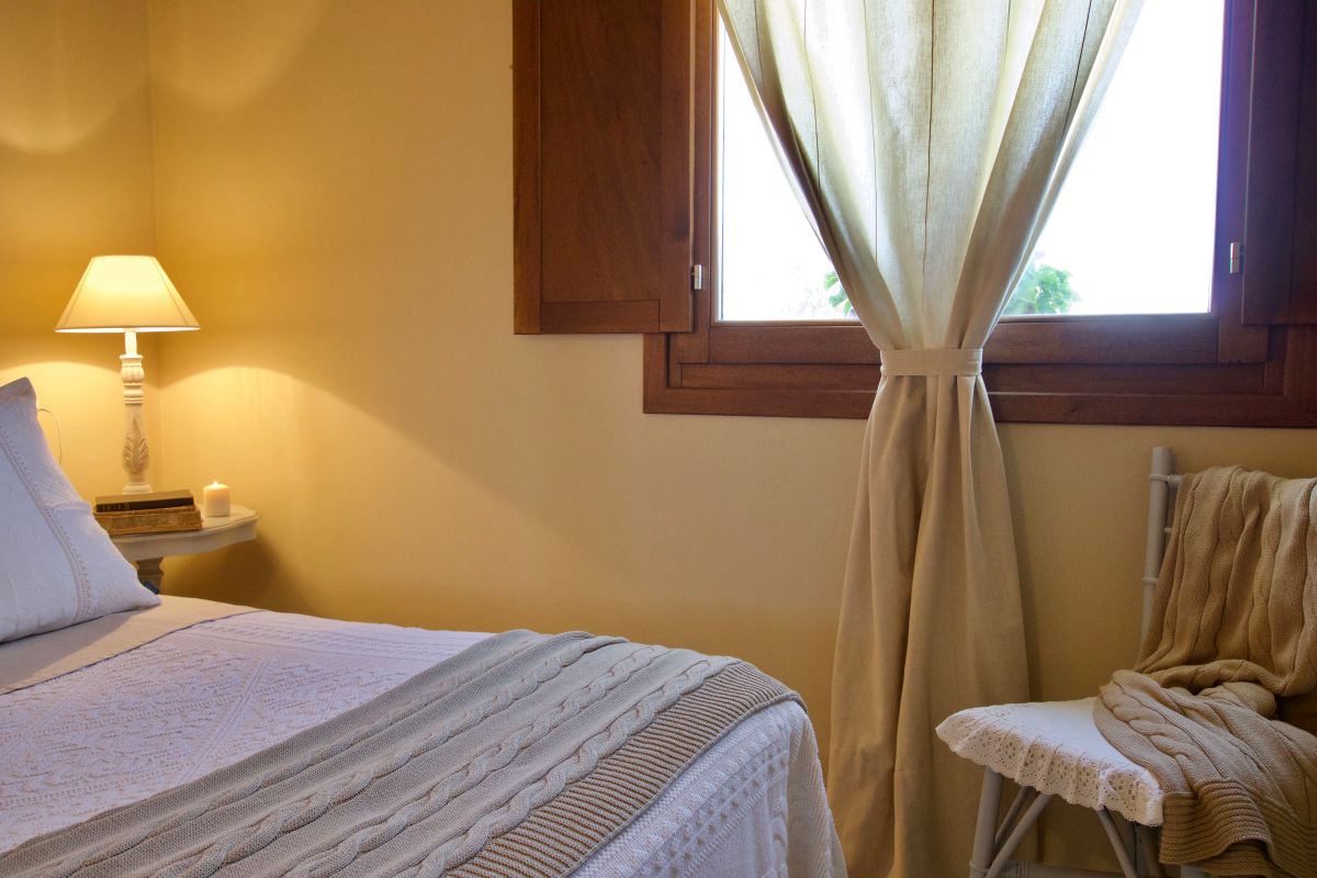 porto cervo, baja sardinia, salotto, soggiorno, camera, camera da letto, bagno, doccia, sofa, living room, kitchen, cucina, bathroom, bedroom, king bed, tramonto, tramonti, luci, light, luce, lights, sedie, chair, chairs, sedia, tavolo, tavoli, table, tables, costa smeralda, arzachena, sunset, sunsets, siepi, bush, vista, view, sea view, appartamenti, appartamento, apartments, apartment, la dimora di amaranta, dimora ambra, dimora acquamarina, dimora ametista, architettura, shabby chic, architecture, beige, white, bianco