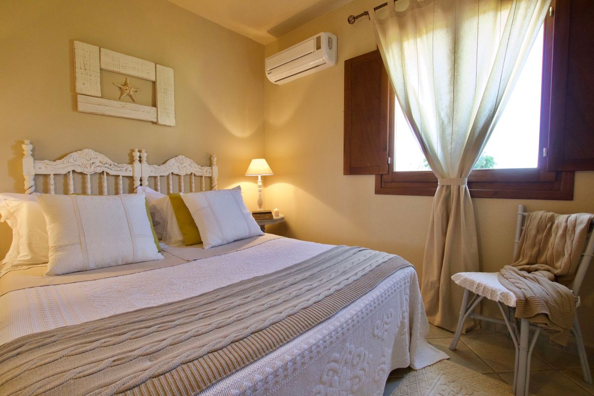 porto cervo, baja sardinia, salotto, soggiorno, camera, camera da letto, bagno, doccia, sofa, living room, kitchen, cucina, bathroom, bedroom, king bed, tramonto, tramonti, luci, light, luce, lights, sedie, chair, chairs, sedia, tavolo, tavoli, table, tables, costa smeralda, arzachena, sunset, sunsets, siepi, bush, vista, view, sea view, appartamenti, appartamento, apartments, apartment, la dimora di amaranta, dimora ambra, dimora acquamarina, dimora ametista, architettura, shabby chic, architecture, beige, white, bianco