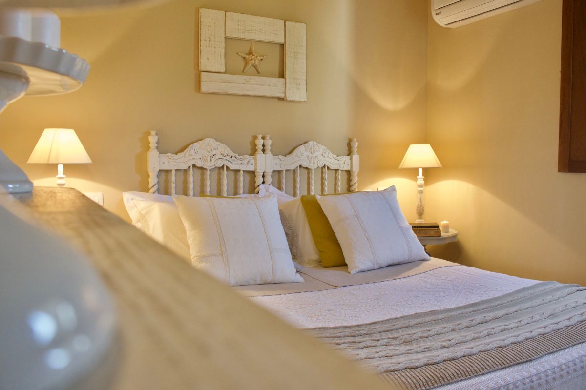 porto cervo, baja sardinia, salotto, soggiorno, camera, camera da letto, bagno, doccia, sofa, living room, kitchen, cucina, bathroom, bedroom, king bed, tramonto, tramonti, luci, light, luce, lights, sedie, chair, chairs, sedia, tavolo, tavoli, table, tables, costa smeralda, arzachena, sunset, sunsets, siepi, bush, vista, view, sea view, appartamenti, appartamento, apartments, apartment, la dimora di amaranta, dimora ambra, dimora acquamarina, dimora ametista, architettura, shabby chic, architecture, beige, white, bianco