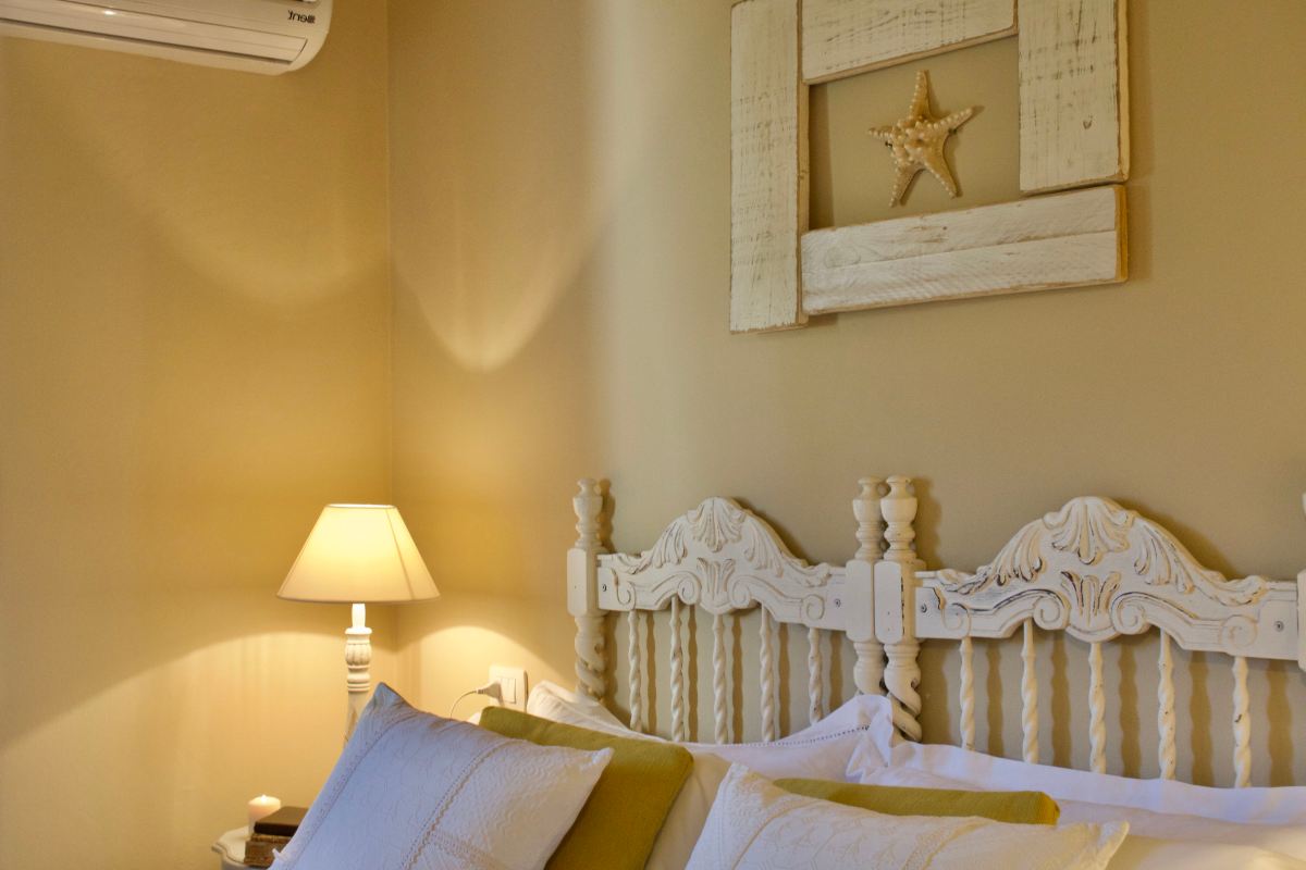 porto cervo, baja sardinia, salotto, soggiorno, camera, camera da letto, bagno, doccia, sofa, living room, kitchen, cucina, bathroom, bedroom, king bed, tramonto, tramonti, luci, light, luce, lights, sedie, chair, chairs, sedia, tavolo, tavoli, table, tables, costa smeralda, arzachena, sunset, sunsets, siepi, bush, vista, view, sea view, appartamenti, appartamento, apartments, apartment, la dimora di amaranta, dimora ambra, dimora acquamarina, dimora ametista, architettura, shabby chic, architecture, beige, white, bianco