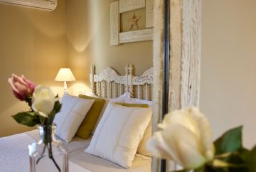 porto cervo, baja sardinia, salotto, soggiorno, camera, camera da letto, bagno, doccia, sofa, living room, kitchen, cucina, bathroom, bedroom, king bed, tramonto, tramonti, luci, light, luce, lights, sedie, chair, chairs, sedia, tavolo, tavoli, table, tables, costa smeralda, arzachena, sunset, sunsets, siepi, bush, vista, view, sea view, appartamenti, appartamento, apartments, apartment, la dimora di amaranta, dimora ambra, dimora acquamarina, dimora ametista, architettura, shabby chic, architecture, beige, white, bianco