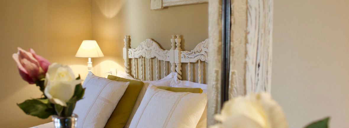 porto cervo, baja sardinia, salotto, soggiorno, camera, camera da letto, bagno, doccia, sofa, living room, kitchen, cucina, bathroom, bedroom, king bed, tramonto, tramonti, luci, light, luce, lights, sedie, chair, chairs, sedia, tavolo, tavoli, table, tables, costa smeralda, arzachena, sunset, sunsets, siepi, bush, vista, view, sea view, appartamenti, appartamento, apartments, apartment, la dimora di amaranta, dimora ambra, dimora acquamarina, dimora ametista, architettura, shabby chic, architecture, beige, white, bianco