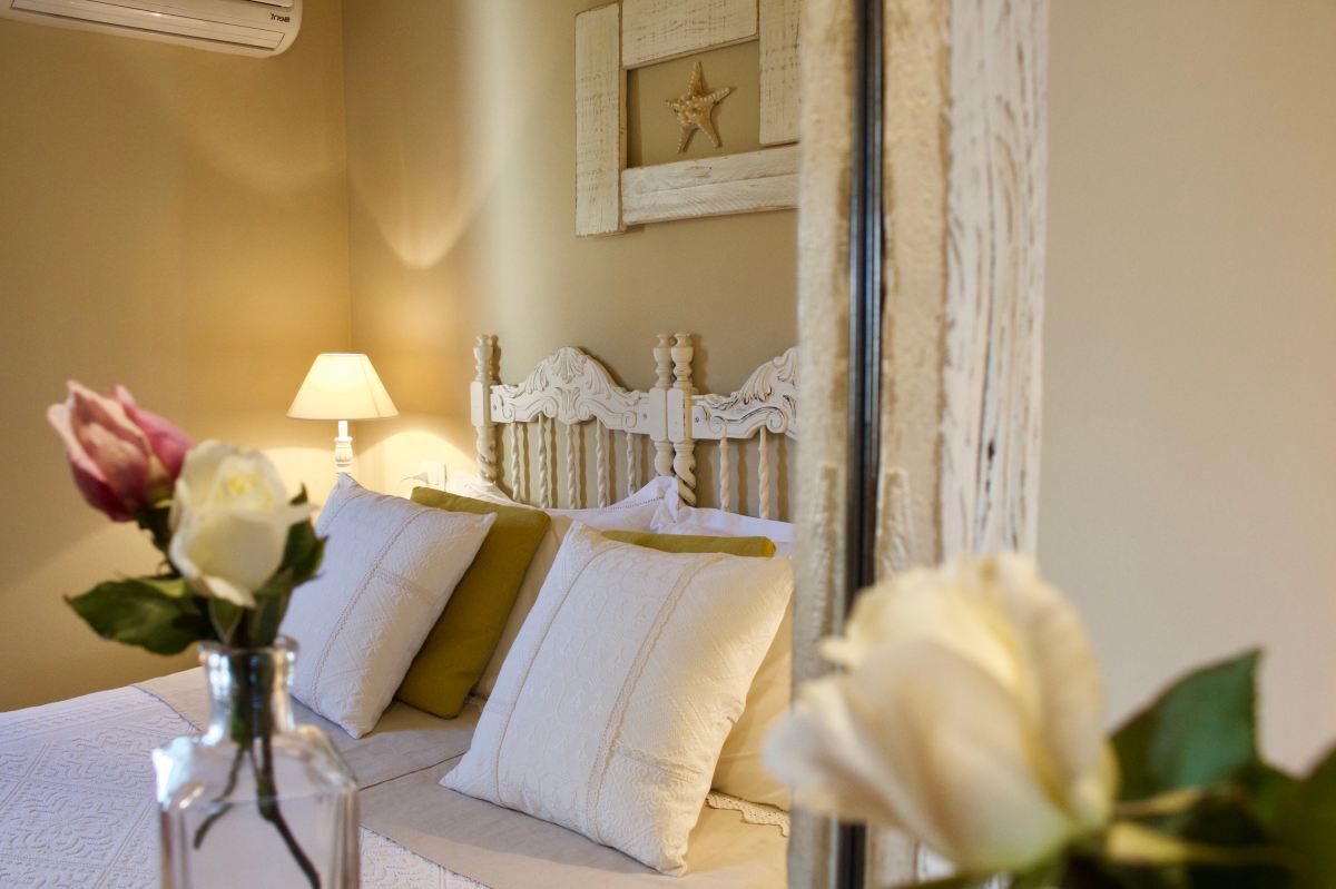 porto cervo, baja sardinia, salotto, soggiorno, camera, camera da letto, bagno, doccia, sofa, living room, kitchen, cucina, bathroom, bedroom, king bed, tramonto, tramonti, luci, light, luce, lights, sedie, chair, chairs, sedia, tavolo, tavoli, table, tables, costa smeralda, arzachena, sunset, sunsets, siepi, bush, vista, view, sea view, appartamenti, appartamento, apartments, apartment, la dimora di amaranta, dimora ambra, dimora acquamarina, dimora ametista, architettura, shabby chic, architecture, beige, white, bianco