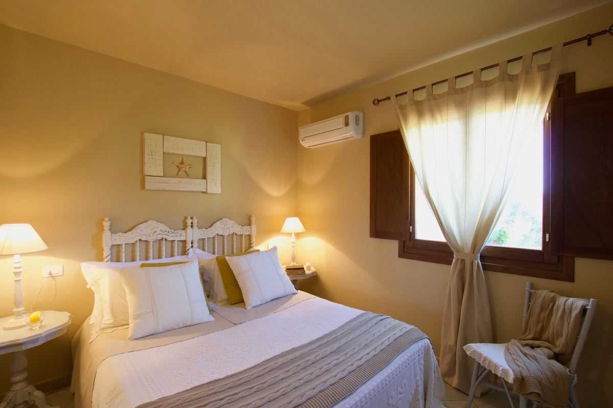 porto cervo, baja sardinia, salotto, soggiorno, camera, camera da letto, bagno, doccia, sofa, living room, kitchen, cucina, bathroom, bedroom, king bed, tramonto, tramonti, luci, light, luce, lights, sedie, chair, chairs, sedia, tavolo, tavoli, table, tables, costa smeralda, arzachena, sunset, sunsets, siepi, bush, vista, view, sea view, appartamenti, appartamento, apartments, apartment, la dimora di amaranta, dimora ambra, dimora acquamarina, dimora ametista, architettura, shabby chic, architecture, beige, white, bianco