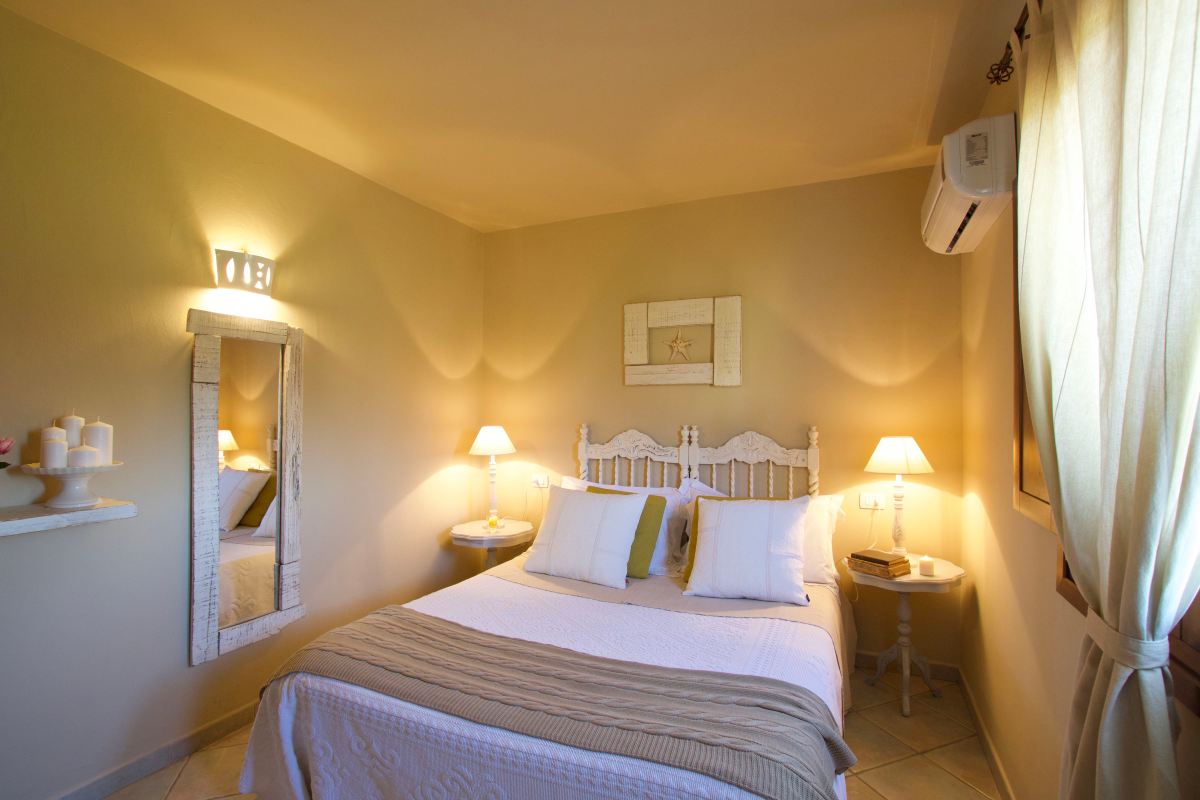 porto cervo, baja sardinia, salotto, soggiorno, camera, camera da letto, bagno, doccia, sofa, living room, kitchen, cucina, bathroom, bedroom, king bed, tramonto, tramonti, luci, light, luce, lights, sedie, chair, chairs, sedia, tavolo, tavoli, table, tables, costa smeralda, arzachena, sunset, sunsets, siepi, bush, vista, view, sea view, appartamenti, appartamento, apartments, apartment, la dimora di amaranta, dimora ambra, dimora acquamarina, dimora ametista, architettura, shabby chic, architecture, beige, white, bianco