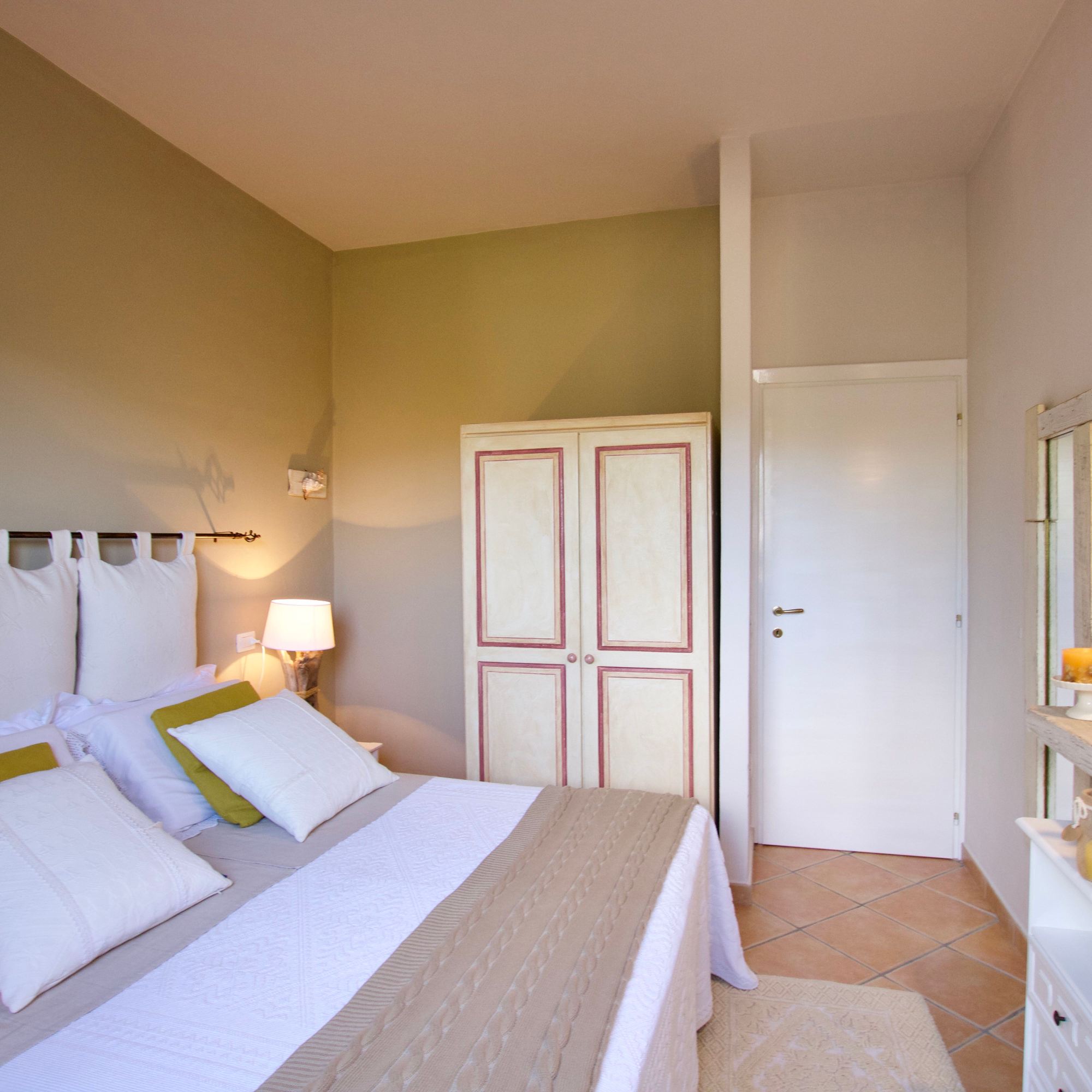 porto cervo, baja sardinia, salotto, soggiorno, camera, camera da letto, bagno, doccia, sofa, living room, kitchen, cucina, bathroom, bedroom, king bed, tramonto, tramonti, luci, light, luce, lights, sedie, chair, chairs, sedia, tavolo, tavoli, table, tables, costa smeralda, arzachena, sunset, sunsets, siepi, bush, vista, view, sea view, appartamenti, appartamento, apartments, apartment, la dimora di amaranta, dimora ambra, dimora acquamarina, dimora ametista, architettura, shabby chic, architecture, beige, white, bianco