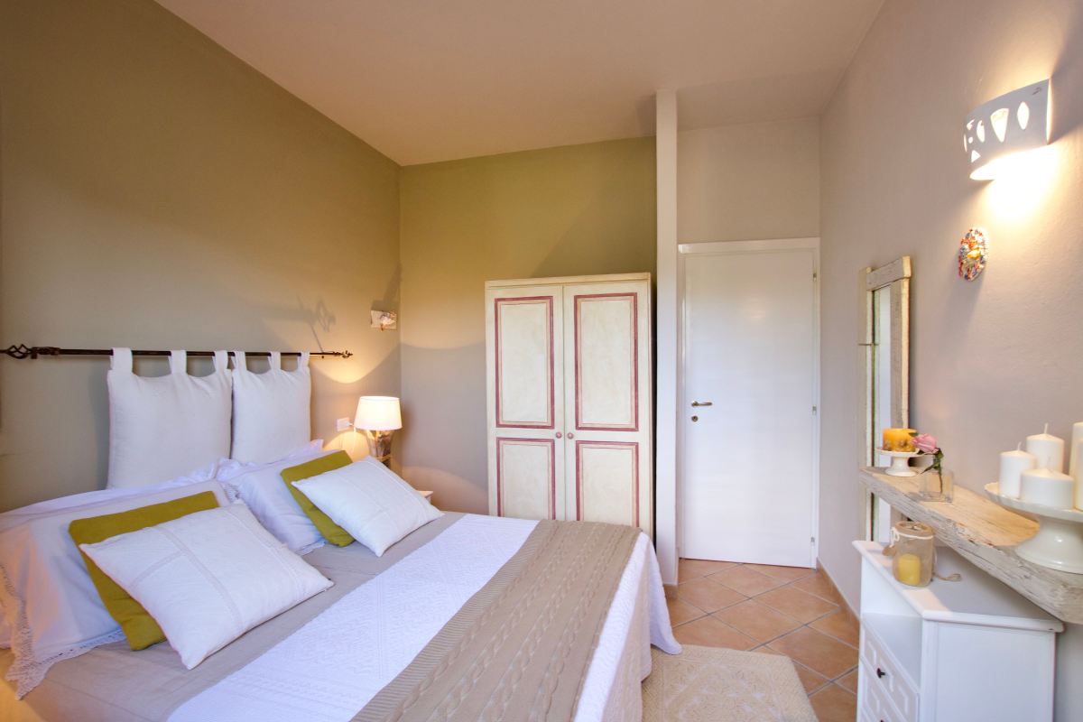 porto cervo, baja sardinia, salotto, soggiorno, camera, camera da letto, bagno, doccia, sofa, living room, kitchen, cucina, bathroom, bedroom, king bed, tramonto, tramonti, luci, light, luce, lights, sedie, chair, chairs, sedia, tavolo, tavoli, table, tables, costa smeralda, arzachena, sunset, sunsets, siepi, bush, vista, view, sea view, appartamenti, appartamento, apartments, apartment, la dimora di amaranta, dimora ambra, dimora acquamarina, dimora ametista, architettura, shabby chic, architecture, beige, white, bianco