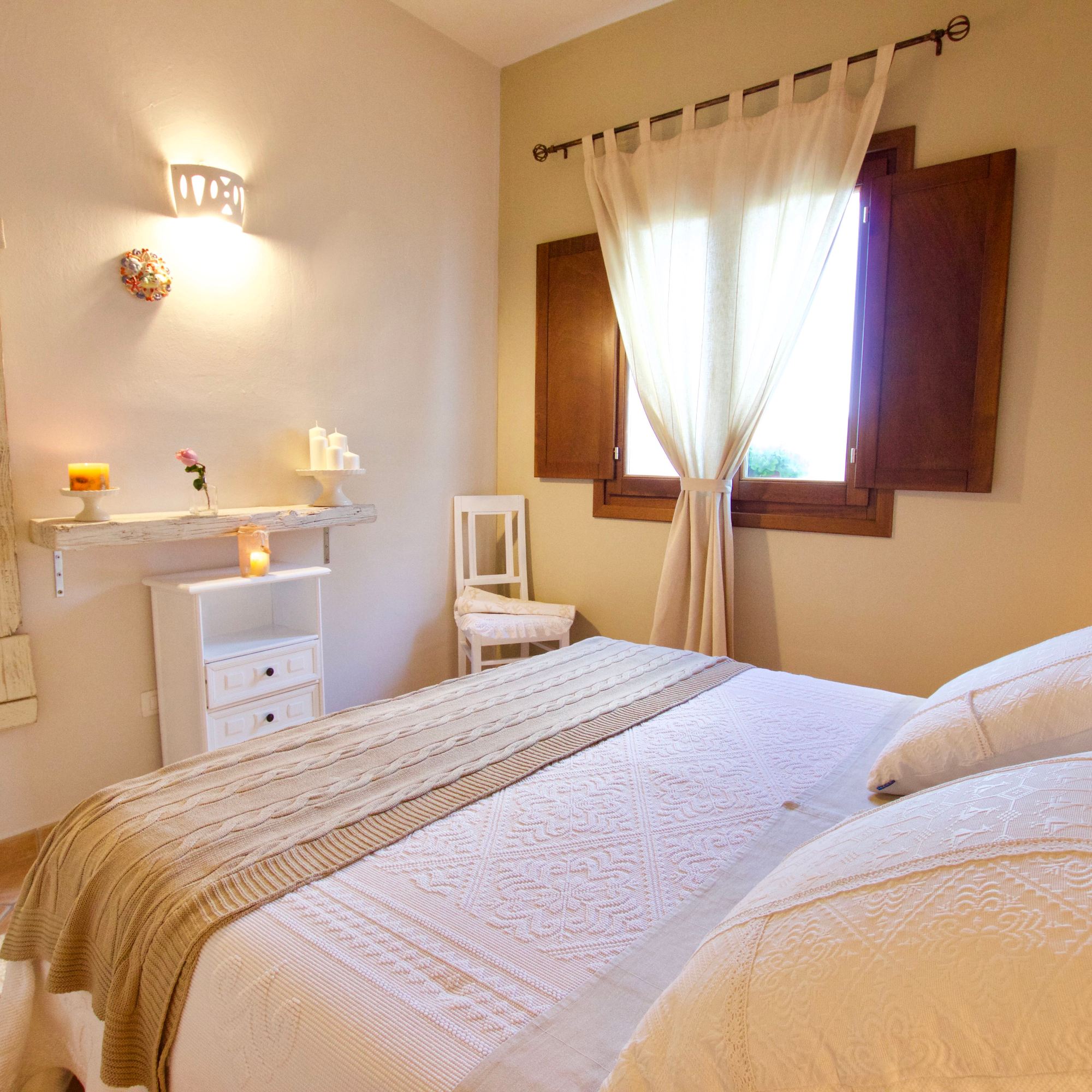 porto cervo, baja sardinia, salotto, soggiorno, camera, camera da letto, bagno, doccia, sofa, living room, kitchen, cucina, bathroom, bedroom, king bed, tramonto, tramonti, luci, light, luce, lights, sedie, chair, chairs, sedia, tavolo, tavoli, table, tables, costa smeralda, arzachena, sunset, sunsets, siepi, bush, vista, view, sea view, appartamenti, appartamento, apartments, apartment, la dimora di amaranta, dimora ambra, dimora acquamarina, dimora ametista, architettura, shabby chic, architecture, beige, white, bianco