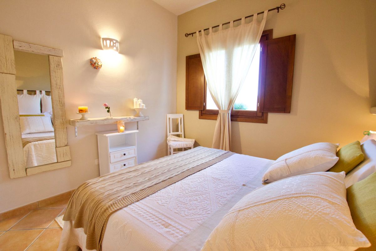 porto cervo, baja sardinia, salotto, soggiorno, camera, camera da letto, bagno, doccia, sofa, living room, kitchen, cucina, bathroom, bedroom, king bed, tramonto, tramonti, luci, light, luce, lights, sedie, chair, chairs, sedia, tavolo, tavoli, table, tables, costa smeralda, arzachena, sunset, sunsets, siepi, bush, vista, view, sea view, appartamenti, appartamento, apartments, apartment, la dimora di amaranta, dimora ambra, dimora acquamarina, dimora ametista, architettura, shabby chic, architecture, beige, white, bianco