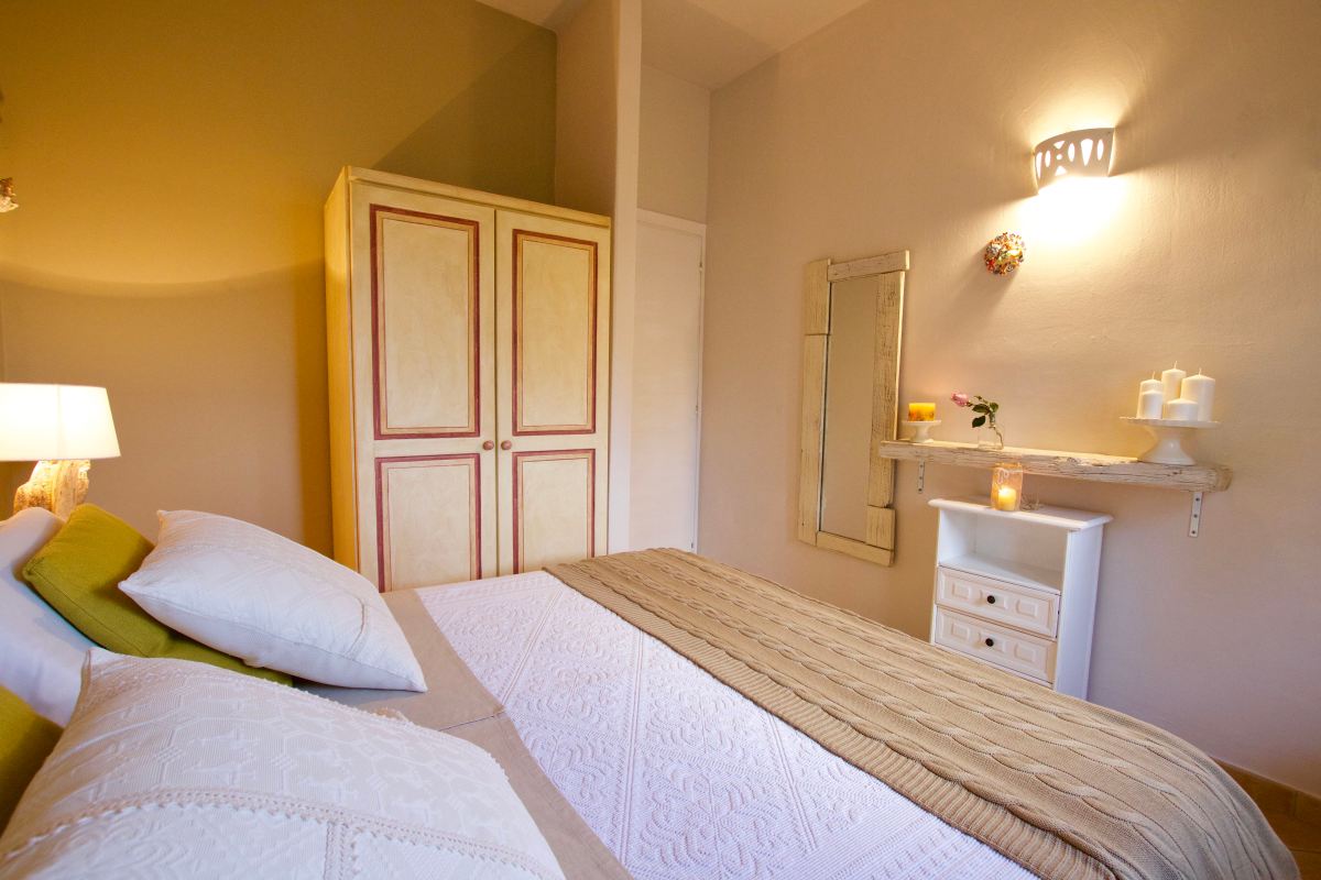 porto cervo, baja sardinia, salotto, soggiorno, camera, camera da letto, bagno, doccia, sofa, living room, kitchen, cucina, bathroom, bedroom, king bed, tramonto, tramonti, luci, light, luce, lights, sedie, chair, chairs, sedia, tavolo, tavoli, table, tables, costa smeralda, arzachena, sunset, sunsets, siepi, bush, vista, view, sea view, appartamenti, appartamento, apartments, apartment, la dimora di amaranta, dimora ambra, dimora acquamarina, dimora ametista, architettura, shabby chic, architecture, beige, white, bianco