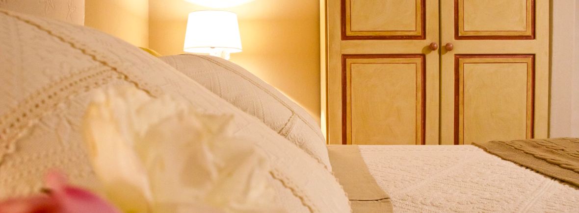 porto cervo, baja sardinia, salotto, soggiorno, camera, camera da letto, bagno, doccia, sofa, living room, kitchen, cucina, bathroom, bedroom, king bed, tramonto, tramonti, luci, light, luce, lights, sedie, chair, chairs, sedia, tavolo, tavoli, table, tables, costa smeralda, arzachena, sunset, sunsets, siepi, bush, vista, view, sea view, appartamenti, appartamento, apartments, apartment, la dimora di amaranta, dimora ambra, dimora acquamarina, dimora ametista, architettura, shabby chic, architecture, beige, white, bianco