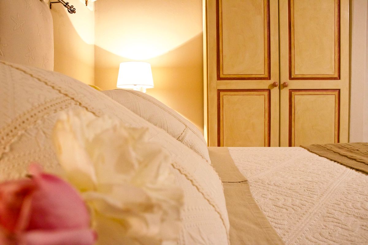 porto cervo, baja sardinia, salotto, soggiorno, camera, camera da letto, bagno, doccia, sofa, living room, kitchen, cucina, bathroom, bedroom, king bed, tramonto, tramonti, luci, light, luce, lights, sedie, chair, chairs, sedia, tavolo, tavoli, table, tables, costa smeralda, arzachena, sunset, sunsets, siepi, bush, vista, view, sea view, appartamenti, appartamento, apartments, apartment, la dimora di amaranta, dimora ambra, dimora acquamarina, dimora ametista, architettura, shabby chic, architecture, beige, white, bianco