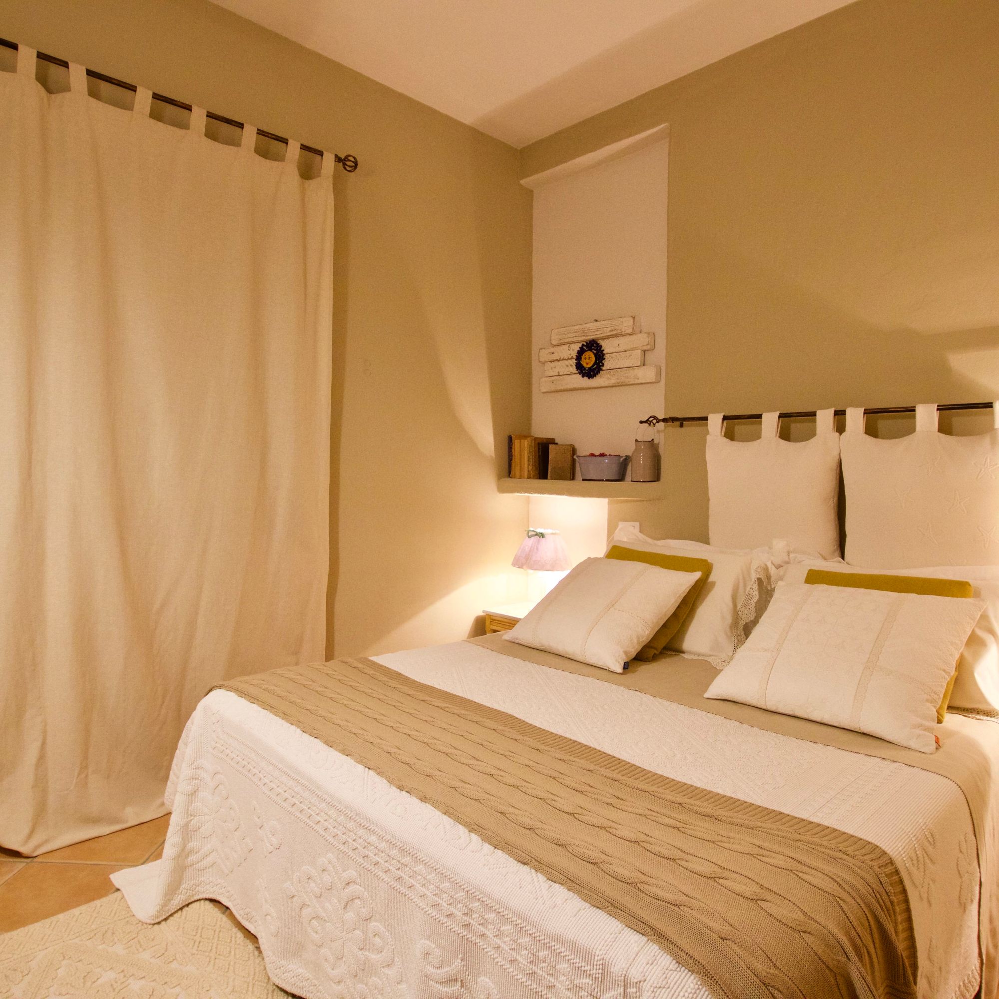 porto cervo, baja sardinia, salotto, soggiorno, camera, camera da letto, bagno, doccia, sofa, living room, kitchen, cucina, bathroom, bedroom, king bed, tramonto, tramonti, luci, light, luce, lights, sedie, chair, chairs, sedia, tavolo, tavoli, table, tables, costa smeralda, arzachena, sunset, sunsets, siepi, bush, vista, view, sea view, appartamenti, appartamento, apartments, apartment, la dimora di amaranta, dimora ambra, dimora acquamarina, dimora ametista, architettura, shabby chic, architecture, beige, white, bianco