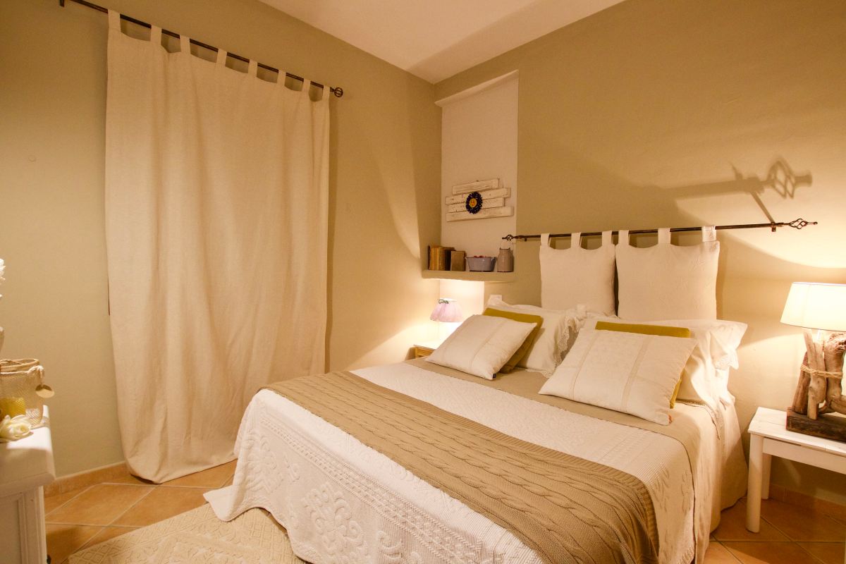 porto cervo, baja sardinia, salotto, soggiorno, camera, camera da letto, bagno, doccia, sofa, living room, kitchen, cucina, bathroom, bedroom, king bed, tramonto, tramonti, luci, light, luce, lights, sedie, chair, chairs, sedia, tavolo, tavoli, table, tables, costa smeralda, arzachena, sunset, sunsets, siepi, bush, vista, view, sea view, appartamenti, appartamento, apartments, apartment, la dimora di amaranta, dimora ambra, dimora acquamarina, dimora ametista, architettura, shabby chic, architecture, beige, white, bianco