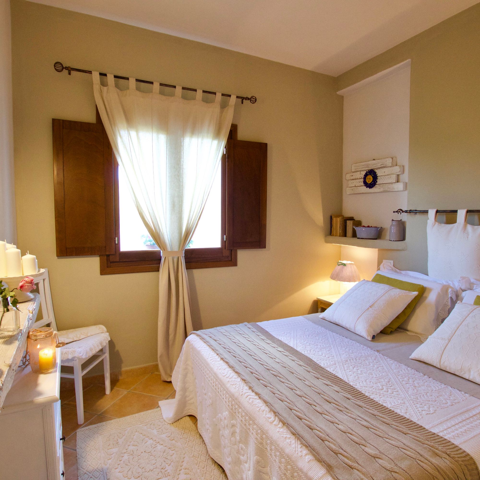 porto cervo, baja sardinia, salotto, soggiorno, camera, camera da letto, bagno, doccia, sofa, living room, kitchen, cucina, bathroom, bedroom, king bed, tramonto, tramonti, luci, light, luce, lights, sedie, chair, chairs, sedia, tavolo, tavoli, table, tables, costa smeralda, arzachena, sunset, sunsets, siepi, bush, vista, view, sea view, appartamenti, appartamento, apartments, apartment, la dimora di amaranta, dimora ambra, dimora acquamarina, dimora ametista, architettura, shabby chic, architecture, beige, white, bianco