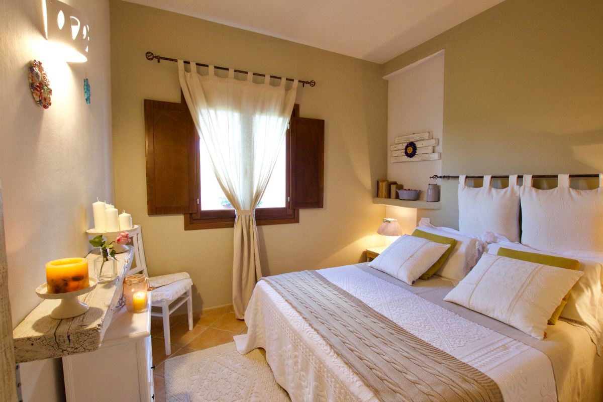 porto cervo, baja sardinia, salotto, soggiorno, camera, camera da letto, bagno, doccia, sofa, living room, kitchen, cucina, bathroom, bedroom, king bed, tramonto, tramonti, luci, light, luce, lights, sedie, chair, chairs, sedia, tavolo, tavoli, table, tables, costa smeralda, arzachena, sunset, sunsets, siepi, bush, vista, view, sea view, appartamenti, appartamento, apartments, apartment, la dimora di amaranta, dimora ambra, dimora acquamarina, dimora ametista, architettura, shabby chic, architecture, beige, white, bianco