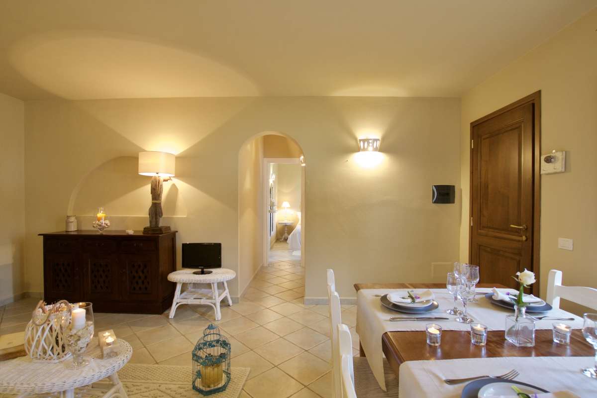 porto cervo, baja sardinia, salotto, soggiorno, camera, camera da letto, bagno, doccia, sofa, living room, kitchen, cucina, bathroom, bedroom, king bed, tramonto, tramonti, luci, light, luce, lights, sedie, chair, chairs, sedia, tavolo, tavoli, table, tables, costa smeralda, arzachena, sunset, sunsets, siepi, bush, vista, view, sea view, appartamenti, appartamento, apartments, apartment, la dimora di amaranta, dimora ambra, dimora acquamarina, dimora ametista, architettura, shabby chic, architecture, beige, white, bianco