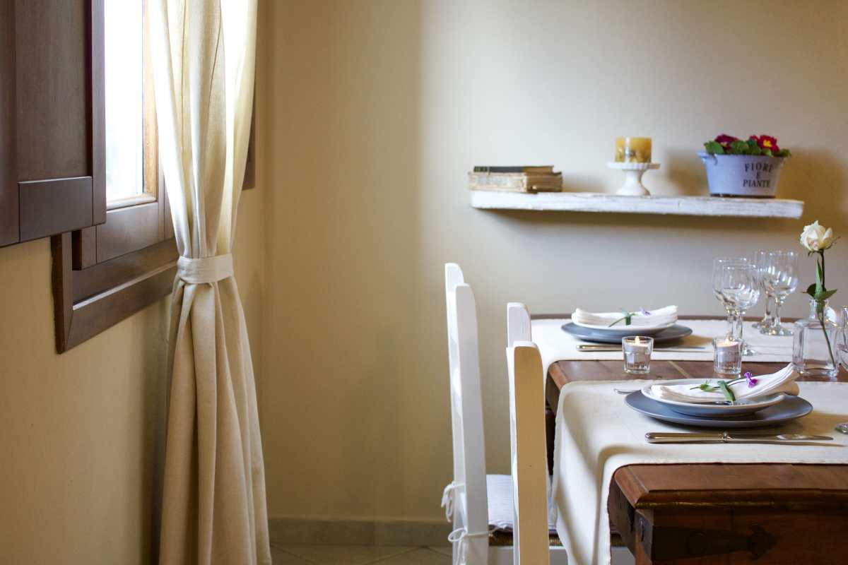 porto cervo, baja sardinia, salotto, soggiorno, camera, camera da letto, bagno, doccia, sofa, living room, kitchen, cucina, bathroom, bedroom, king bed, tramonto, tramonti, luci, light, luce, lights, sedie, chair, chairs, sedia, tavolo, tavoli, table, tables, costa smeralda, arzachena, sunset, sunsets, siepi, bush, vista, view, sea view, appartamenti, appartamento, apartments, apartment, la dimora di amaranta, dimora ambra, dimora acquamarina, dimora ametista, architettura, shabby chic, architecture, beige, white, bianco