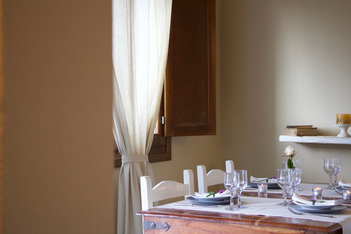 porto cervo, baja sardinia, salotto, soggiorno, camera, camera da letto, bagno, doccia, sofa, living room, kitchen, cucina, bathroom, bedroom, king bed, tramonto, tramonti, luci, light, luce, lights, sedie, chair, chairs, sedia, tavolo, tavoli, table, tables, costa smeralda, arzachena, sunset, sunsets, siepi, bush, vista, view, sea view, appartamenti, appartamento, apartments, apartment, la dimora di amaranta, dimora ambra, dimora acquamarina, dimora ametista, architettura, shabby chic, architecture, beige, white, bianco