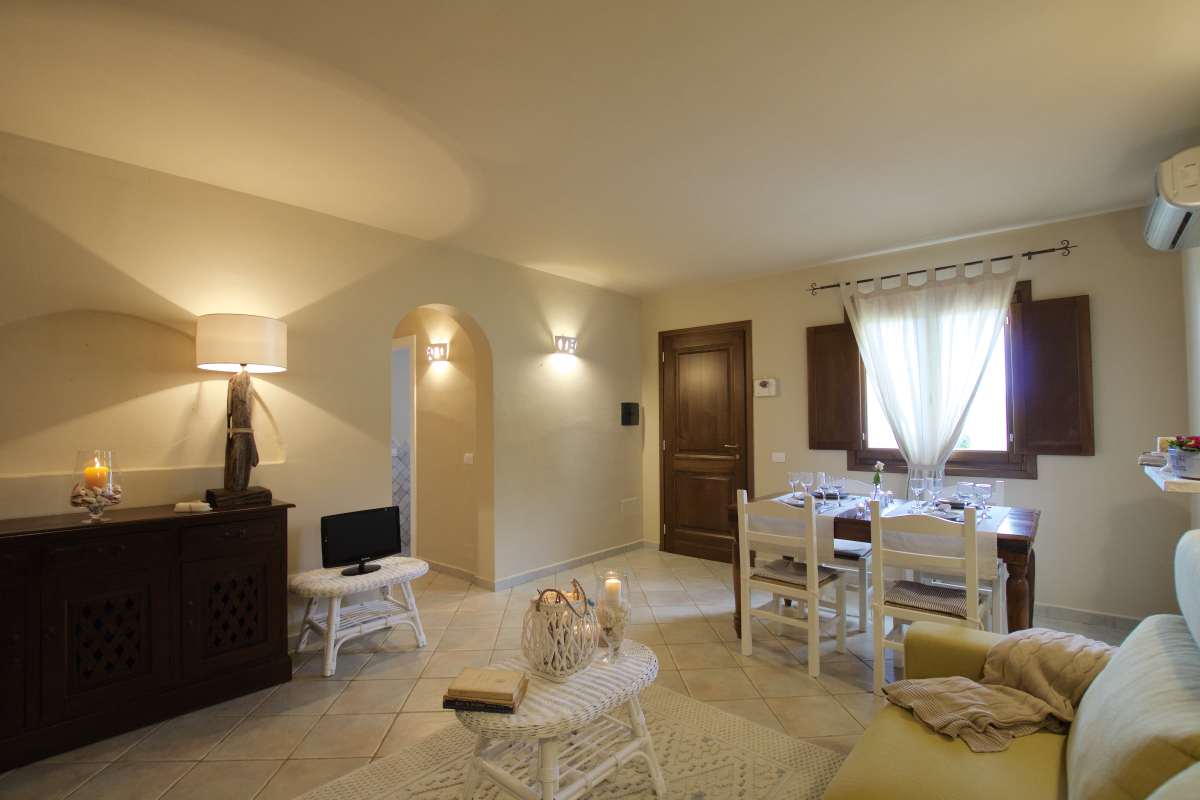 porto cervo, baja sardinia, salotto, soggiorno, camera, camera da letto, bagno, doccia, sofa, living room, kitchen, cucina, bathroom, bedroom, king bed, tramonto, tramonti, luci, light, luce, lights, sedie, chair, chairs, sedia, tavolo, tavoli, table, tables, costa smeralda, arzachena, sunset, sunsets, siepi, bush, vista, view, sea view, appartamenti, appartamento, apartments, apartment, la dimora di amaranta, dimora ambra, dimora acquamarina, dimora ametista, architettura, shabby chic, architecture, beige, white, bianco