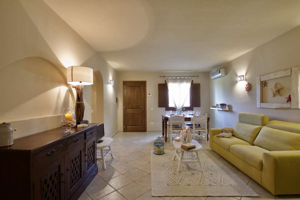 porto cervo, baja sardinia, salotto, soggiorno, camera, camera da letto, bagno, doccia, sofa, living room, kitchen, cucina, bathroom, bedroom, king bed, tramonto, tramonti, luci, light, luce, lights, sedie, chair, chairs, sedia, tavolo, tavoli, table, tables, costa smeralda, arzachena, sunset, sunsets, siepi, bush, vista, view, sea view, appartamenti, appartamento, apartments, apartment, la dimora di amaranta, dimora ambra, dimora acquamarina, dimora ametista, architettura, shabby chic, architecture, beige, white, bianco